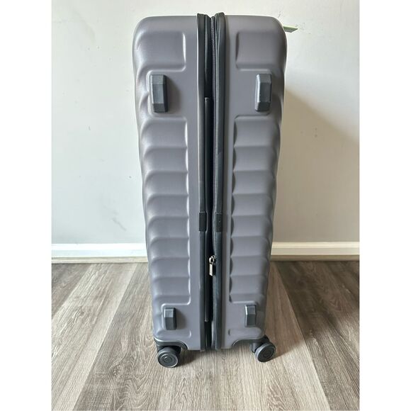 19 Degree Extended Trip Expandable Checked Luggage 76 cm $950 - Picture 11 of 11